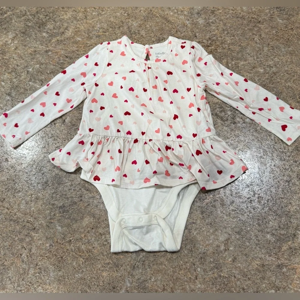 babyGap Long Sleeve Peplum Bodysuit – 18–24 Months – Red & Pink Hearts